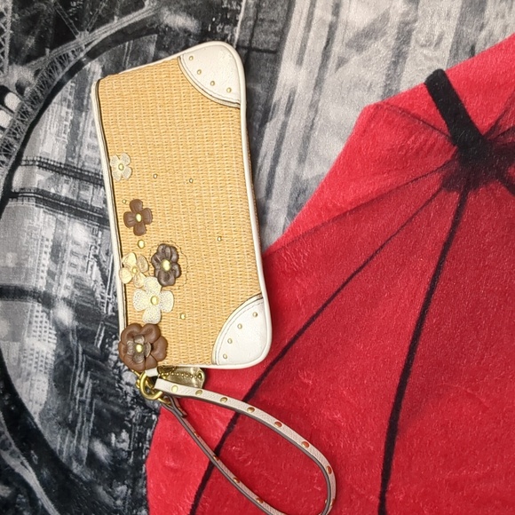 Coach straw flower wristlet - Picture 2 of 16